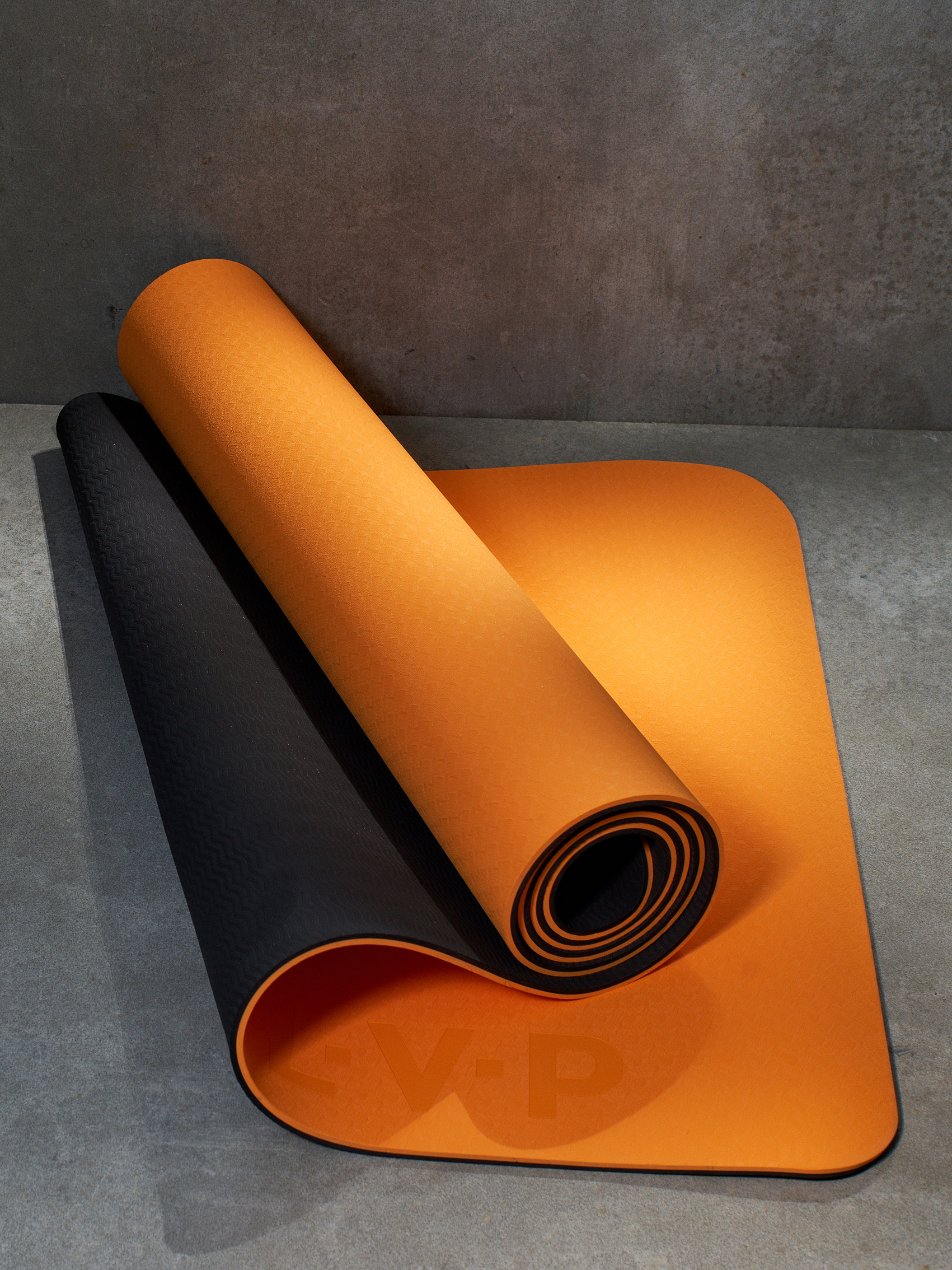 Коврик для йоги и фитнеса LVP, 183x61x0,6 см, двухслойный TPE, цвет: оранжевый, черный