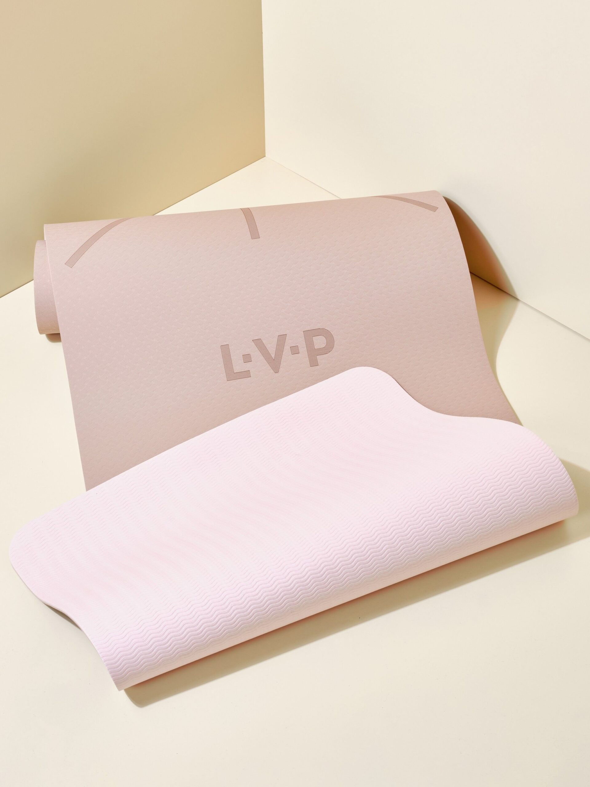 Коврик для йоги и фитнеса LVP, 183x61x0,6 см, двухслойный TPE с чехлом и ремнем, с разметкой, цвет: мокка/розовый
