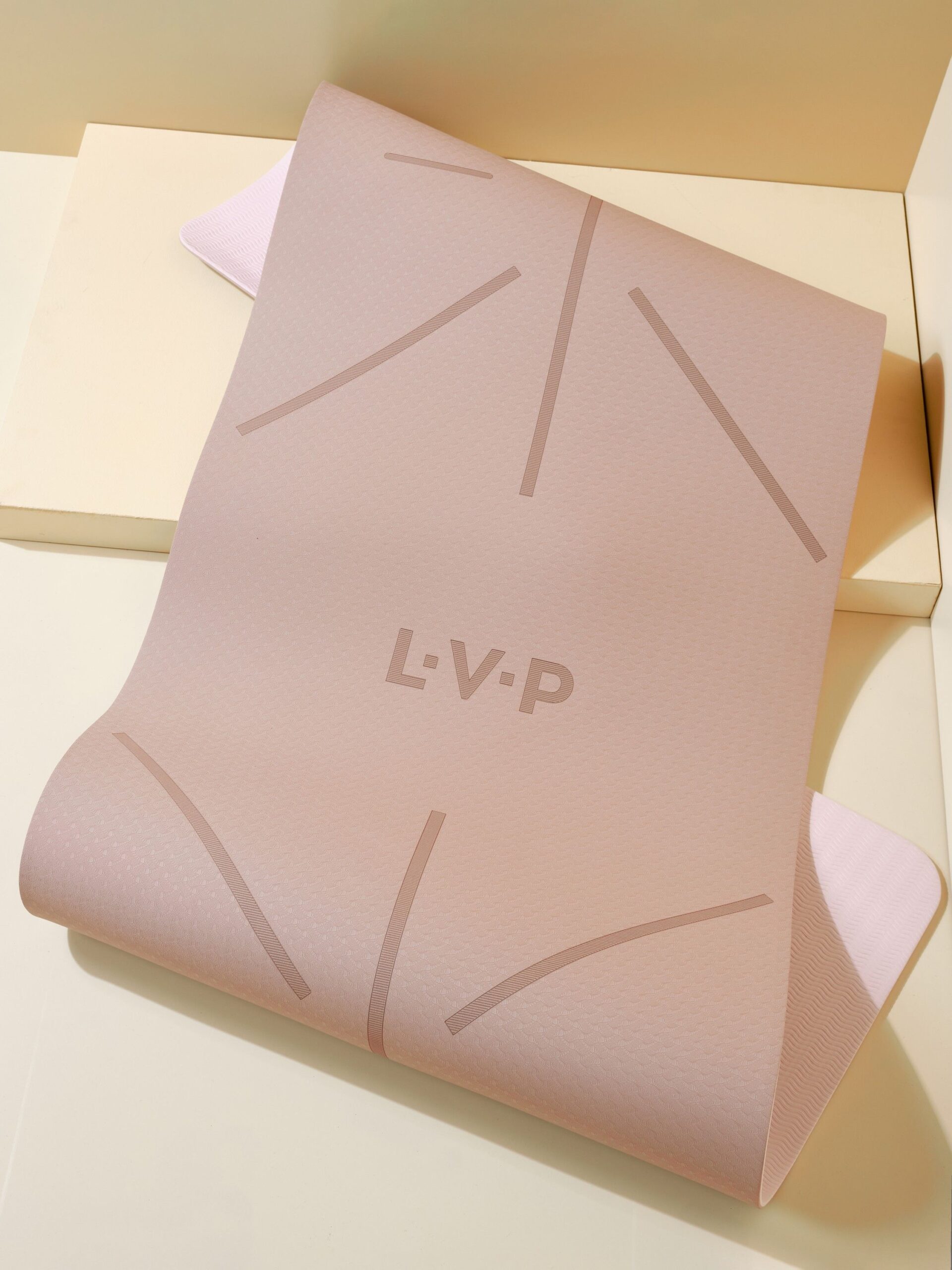 Коврик для йоги и фитнеса LVP, 183x61x0,6 см, двухслойный TPE с чехлом и ремнем, с разметкой, цвет: мокка/розовый