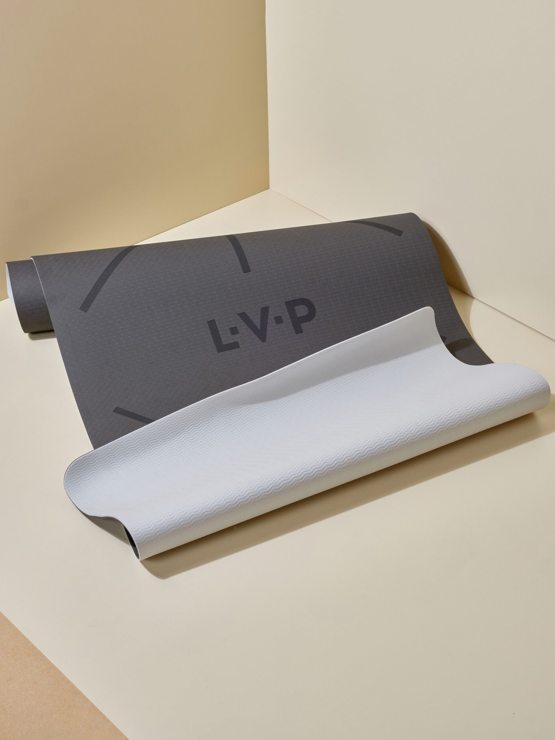 Коврик для йоги и фитнеса LVP, 183x80x0,6 см, двухслойный TPE с чехлом и ремнем, с разметкой, цвет: черный/серый