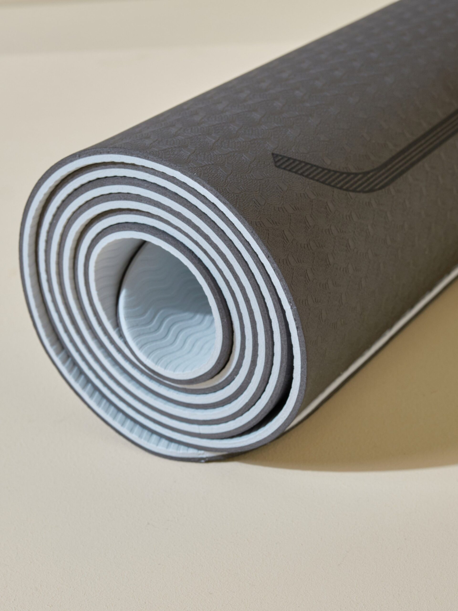 Коврик для йоги и фитнеса LVP, 183x80x0,6 см, двухслойный TPE с чехлом и ремнем, с разметкой, цвет: черный/серый