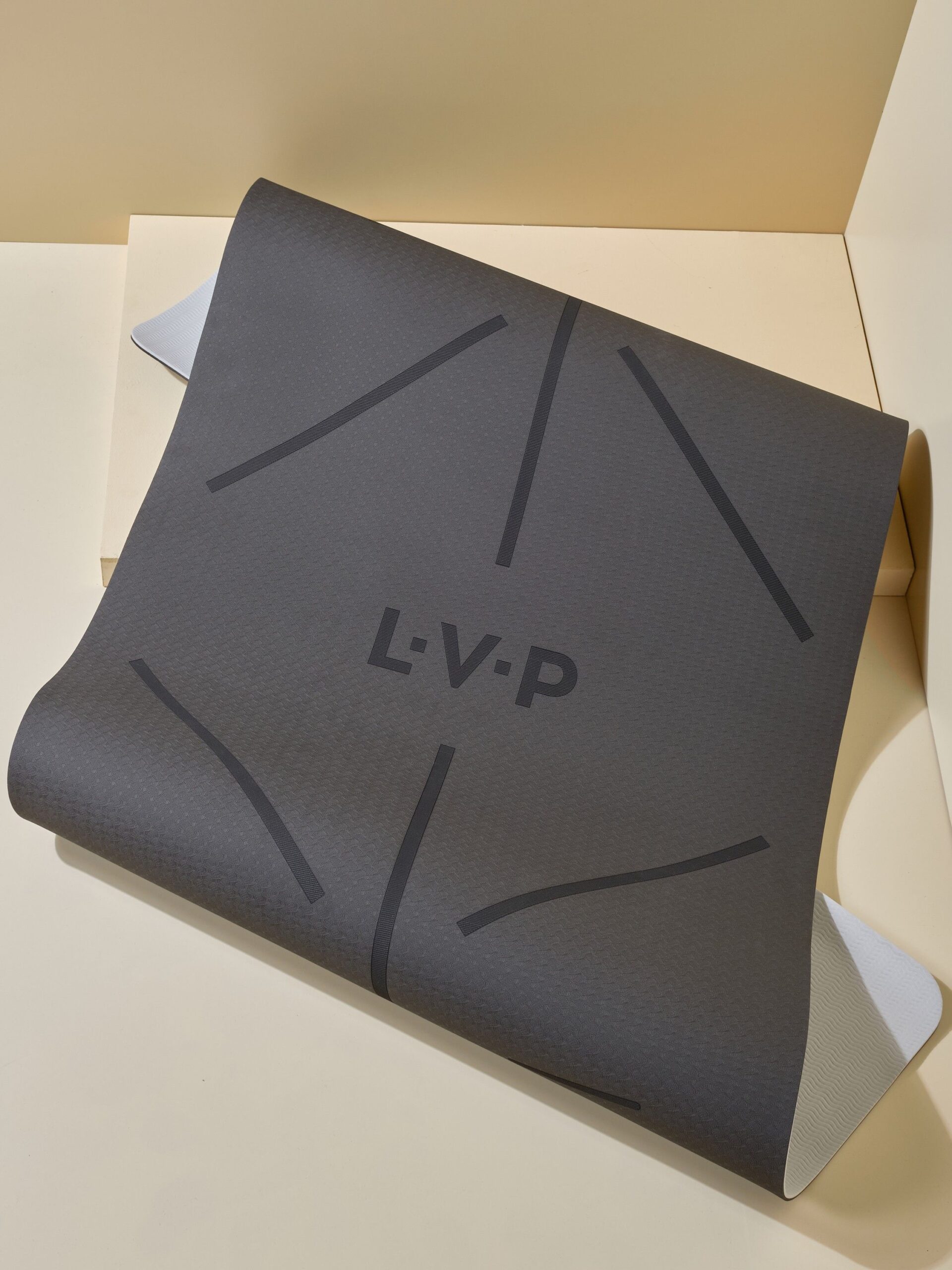 Коврик для йоги и фитнеса LVP, 183x80x0,6 см, двухслойный TPE с чехлом и ремнем, с разметкой, цвет: черный/серый