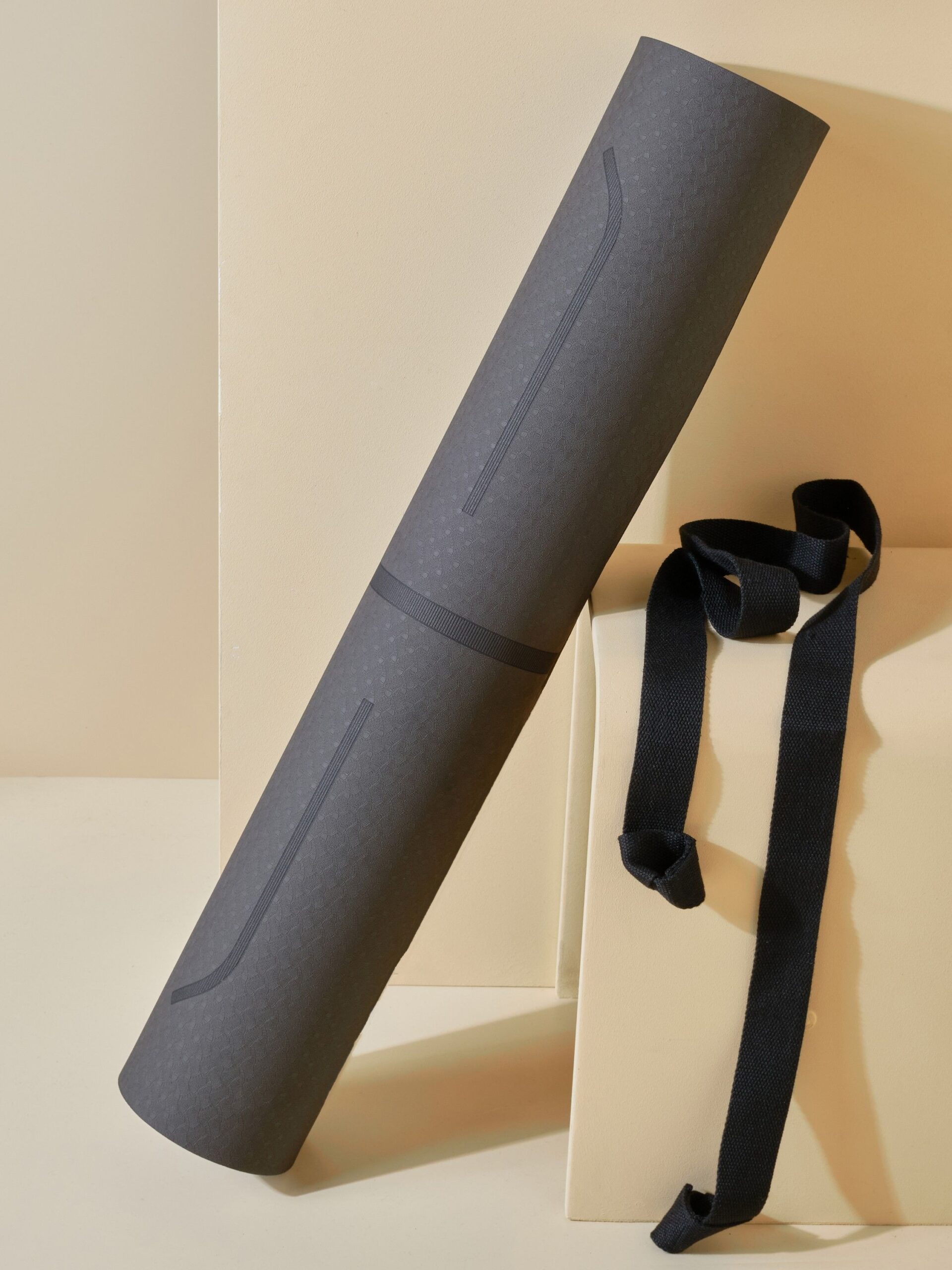 Коврик для йоги и фитнеса LVP, 183x80x0,6 см, двухслойный TPE с чехлом и ремнем, с разметкой, цвет: черный/серый