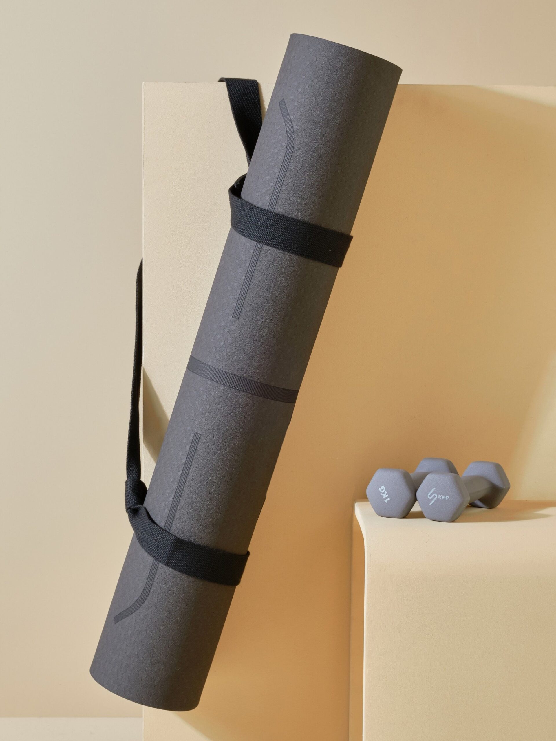 Коврик для йоги и фитнеса LVP, 183x80x0,6 см, двухслойный TPE с чехлом и ремнем, с разметкой, цвет: черный/серый