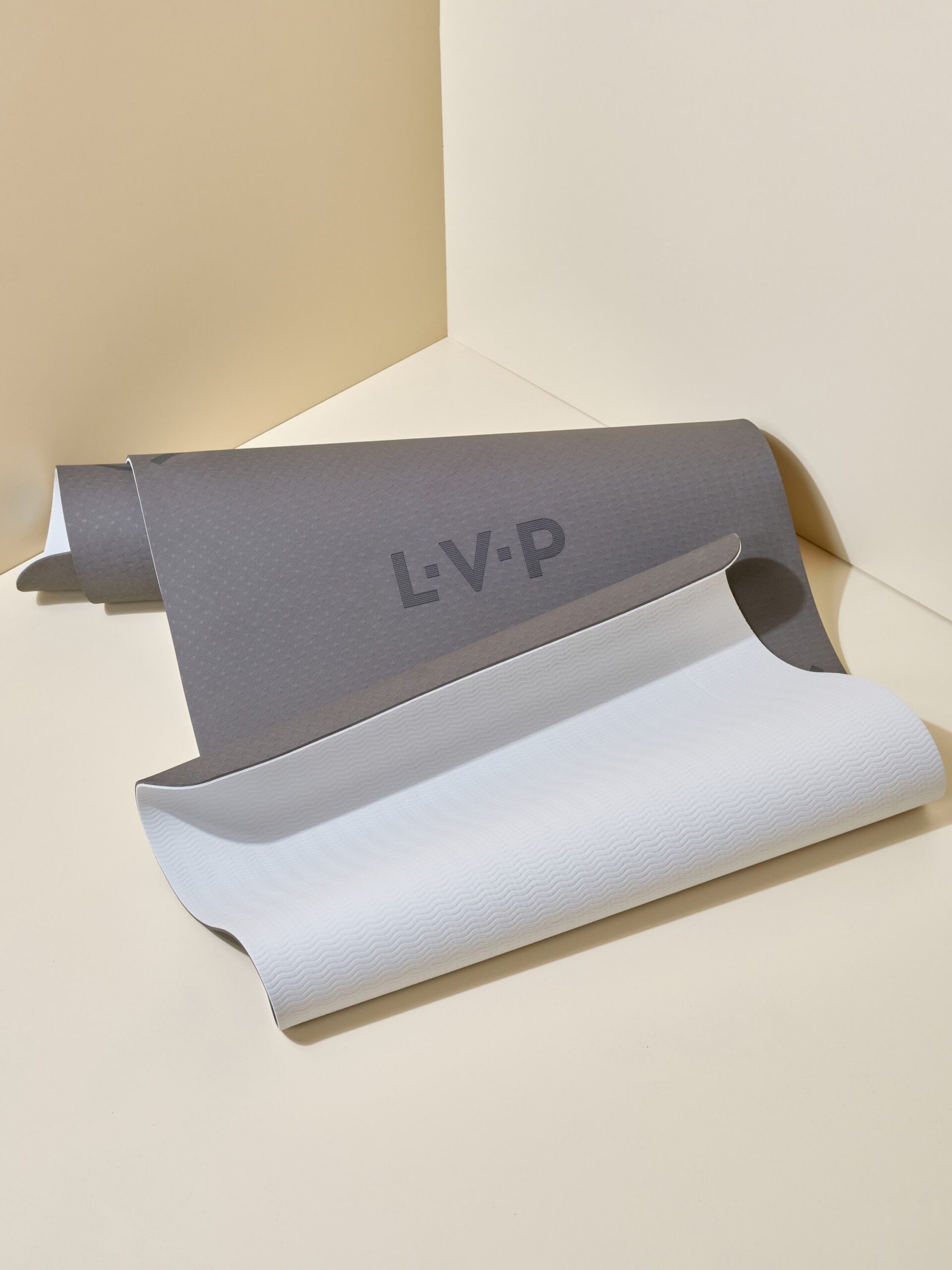 Коврик для йоги и фитнеса LVP, 183x61x0,6 см, двухслойный TPE с чехлом, с разметкой, цвет: черный/серый