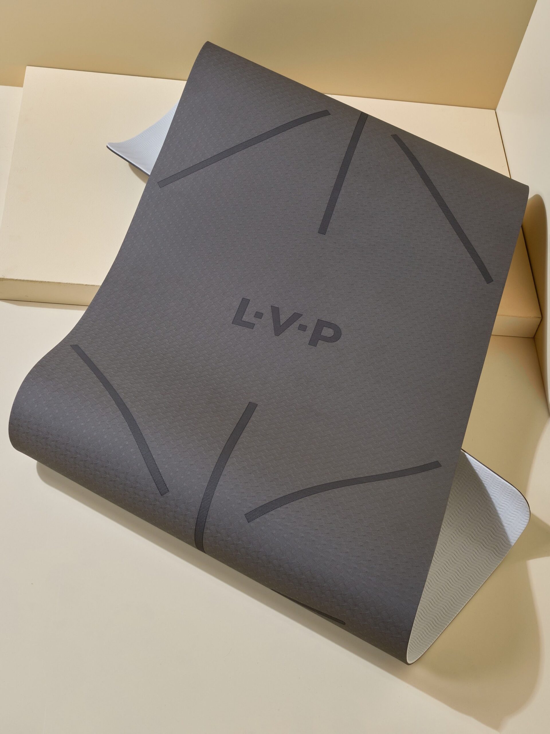 Коврик для йоги и фитнеса LVP, 183x61x0,6 см, двухслойный TPE с чехлом, с разметкой, цвет: черный/серый