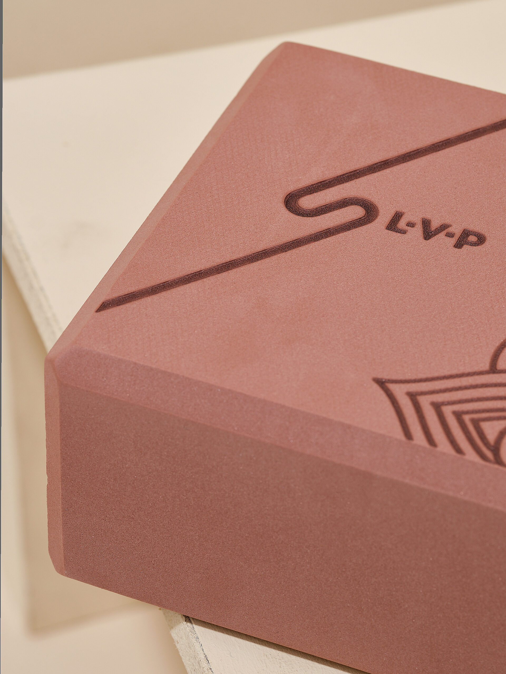 Блок для йоги: LVP с рисунком, 23х15х7.6 (2 шт.), Мокка