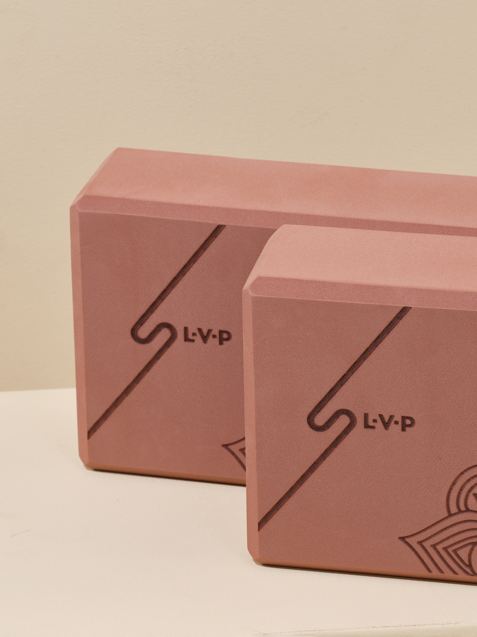 Блок для йоги: LVP с рисунком, 23х15х7.6 (2 шт.), Мокка